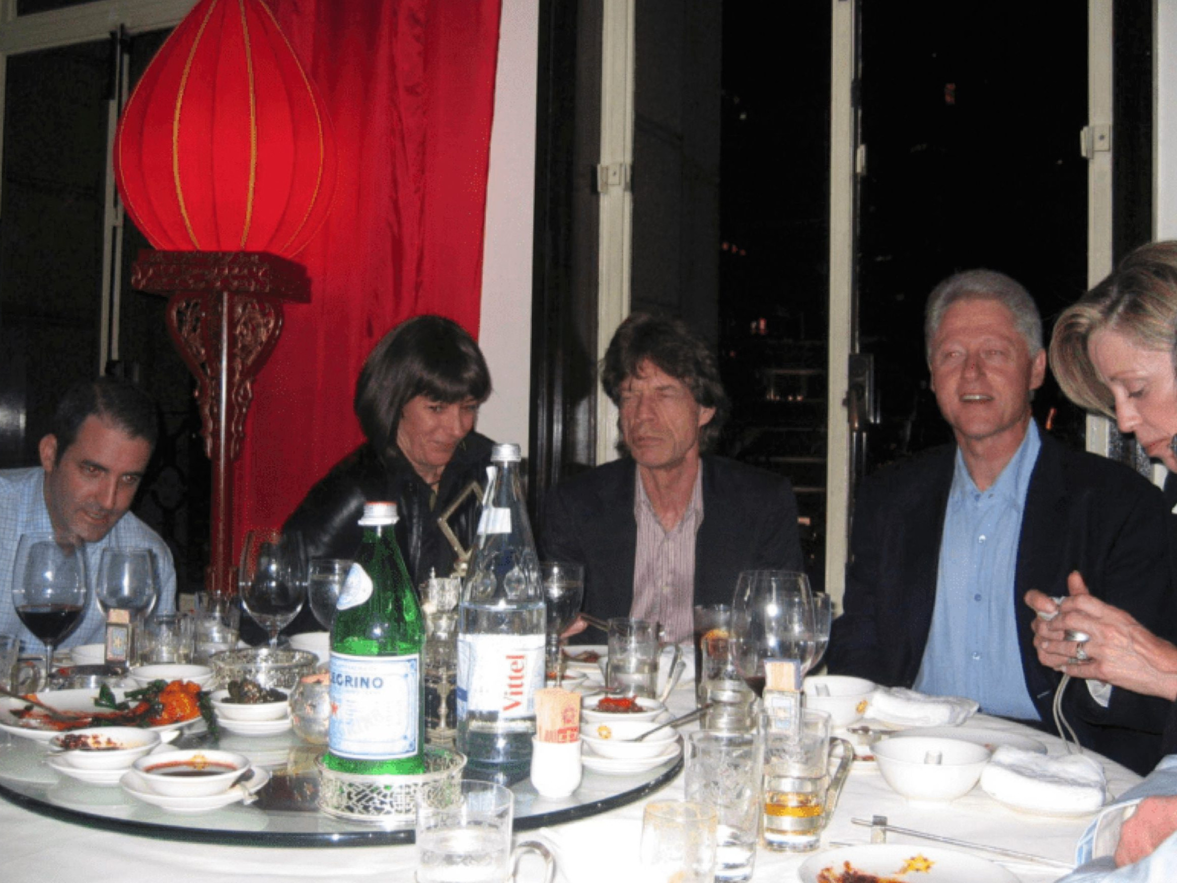 Pri stole sedí druhá zľava Ghislaine Maxwellová, vedľa nej Mick Jagger a Bill Clinton.