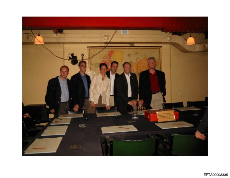 Ghislaine Maxwellová, Kevin Spacey, Bill Clinton a ďalší na skupinovej fotografii.