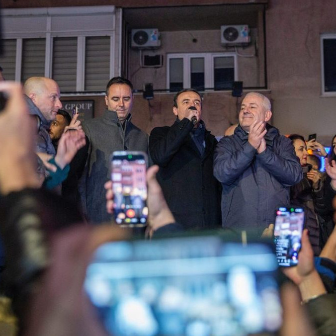 Kosovský premiér a líder strany Sebaurčenie zdraví svojich sympatizantov.