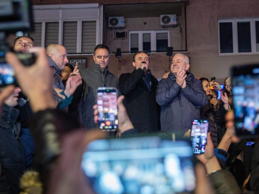Kosovský premiér a líder strany Sebaurčenie zdraví svojich sympatizantov.