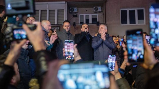 Kosovský premiér a líder strany Sebaurčenie zdraví svojich sympatizantov.