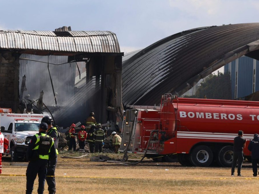 K nehode malého lietadla došlo v priemyselnej oblasti mesta San Mateo Atenco.