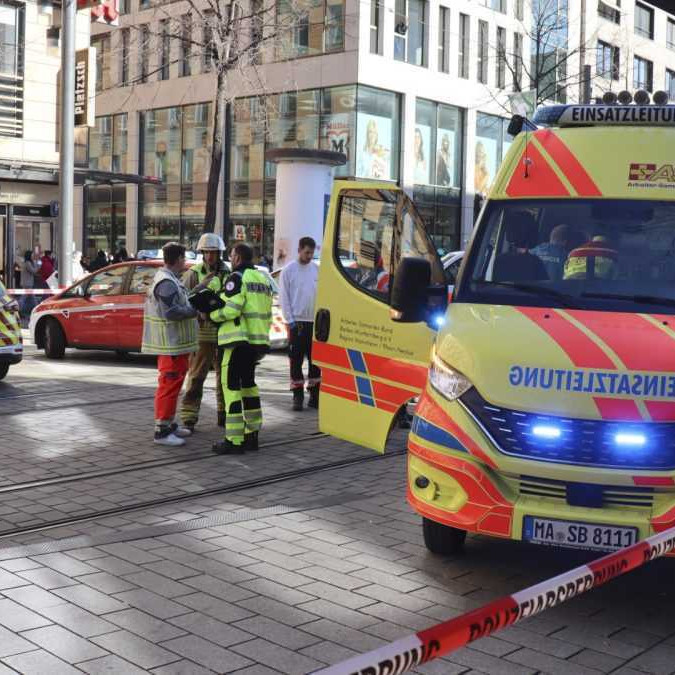 V centre Mannheimu vrazilo auto do davu ľudí.