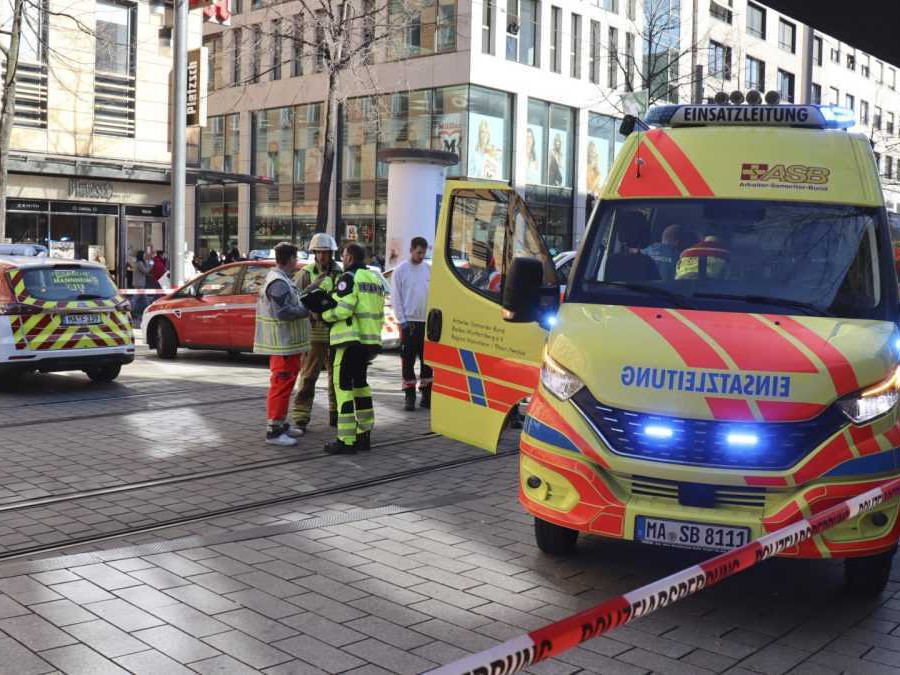 V centre Mannheimu vrazilo auto do davu ľudí.