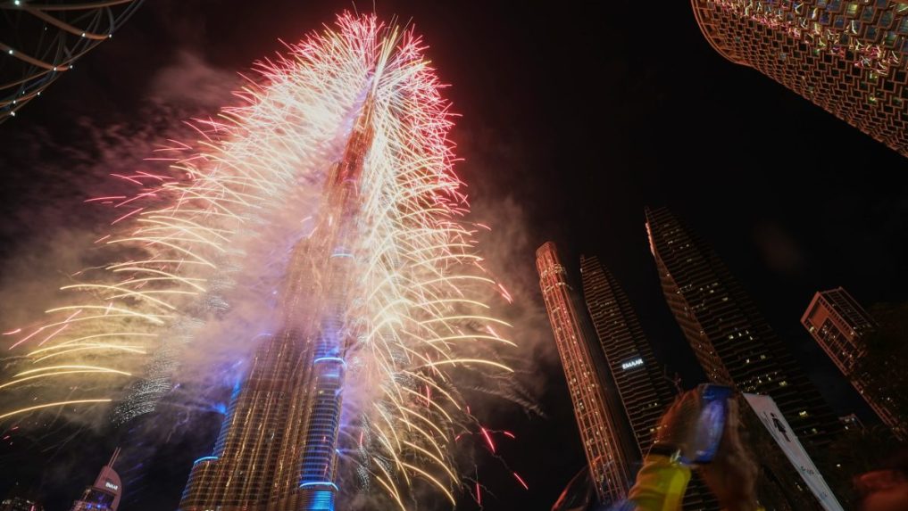 Novoročný ohňostroj na najvyššej budove sveta Burj Khalifa v Dubaji.