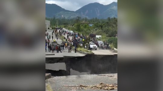 Pád vozovky na Sumatre.