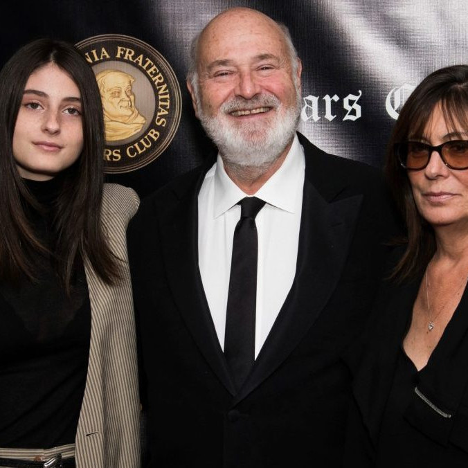 Americký režisér Rob Reiner (uprostred) a jeho manželka Michele (vpravo) zomreli násilnou smrťou.