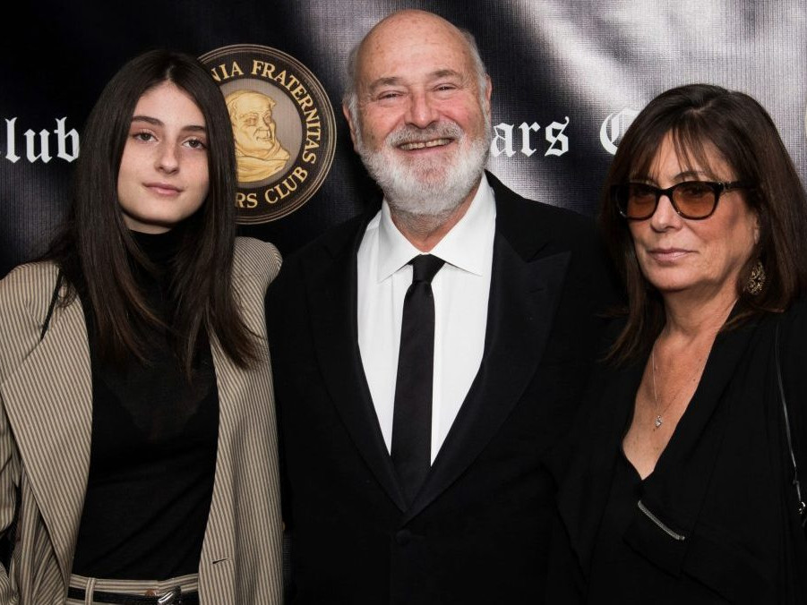 Americký režisér Rob Reiner (uprostred) a jeho manželka Michele (vpravo) zomreli násilnou smrťou.