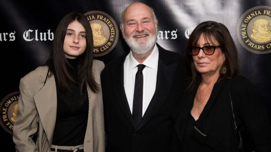 Americký režisér Rob Reiner (uprostred) a jeho manželka Michele (vpravo) zomreli násilnou smrťou.