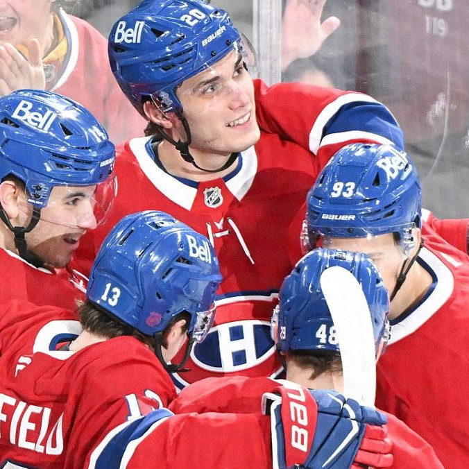 Slovenský hokejový útočník Juraj Slafkovský (uprostred).