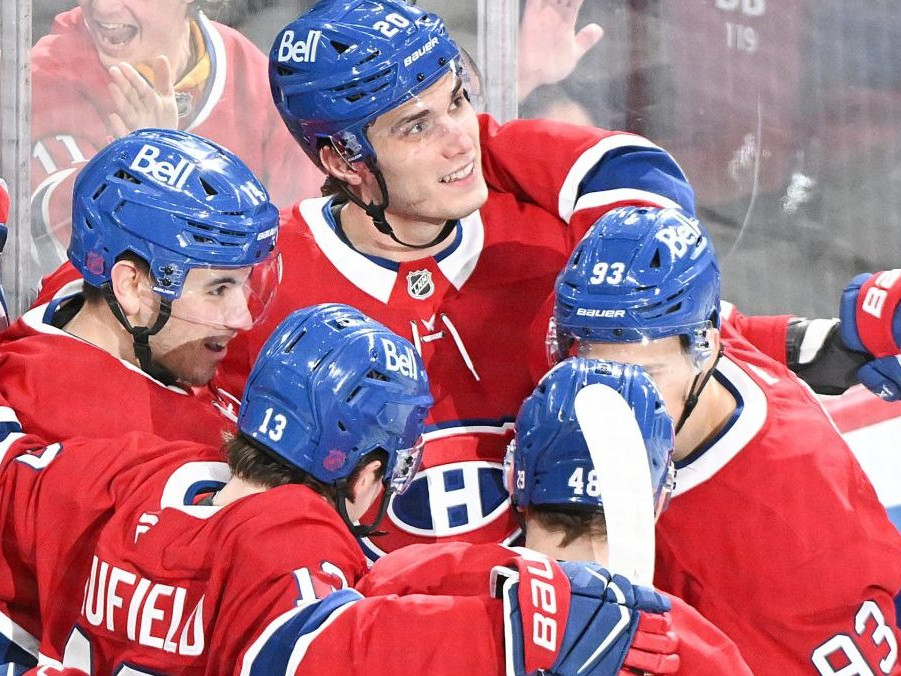 Slovenský hokejový útočník Juraj Slafkovský (uprostred).