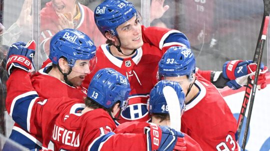 Slovenský hokejový útočník Juraj Slafkovský (uprostred).