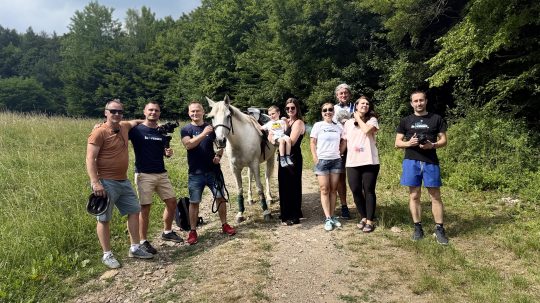 Na snímke Kristiánko s koňom a tímom Rádio Slovensko Slovensku.