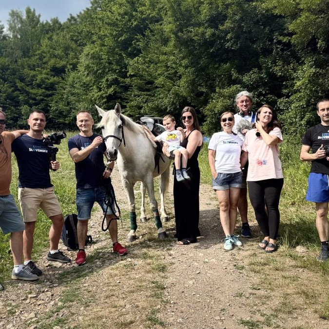 Na snímke Kristiánko s koňom a tímom Rádio Slovensko Slovensku.
