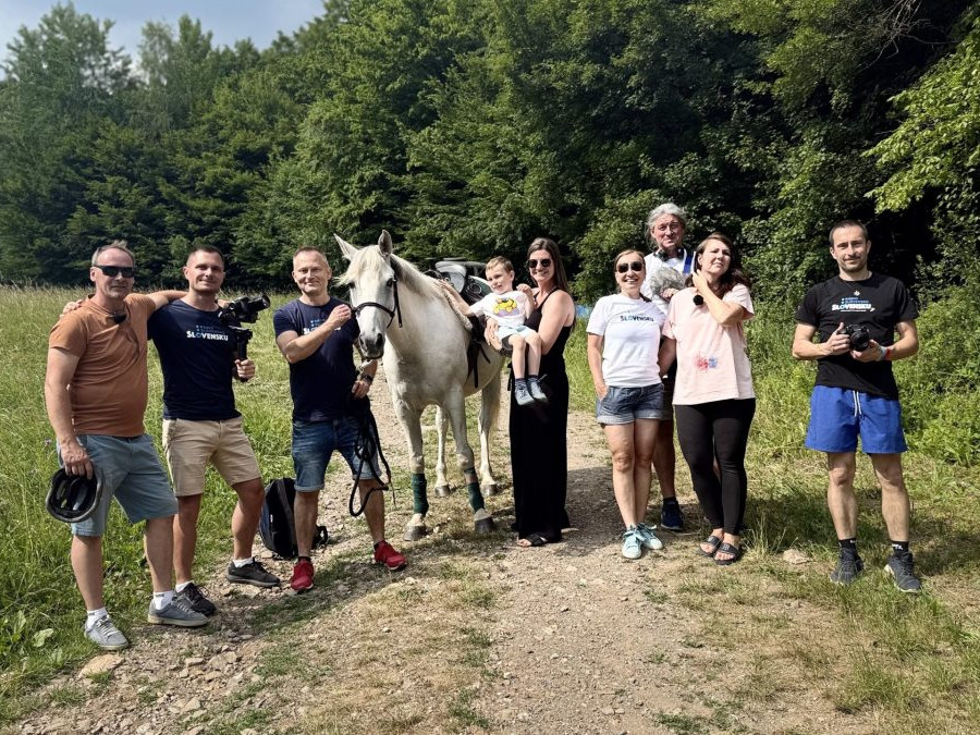Na snímke Kristiánko s koňom a tímom Rádio Slovensko Slovensku.