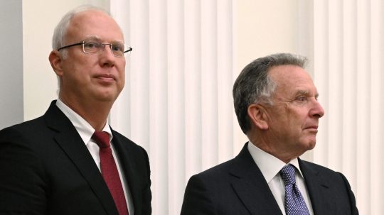 Steve Witkoff (pravo) a vyslanec ruského prezidenta Kirill Dmitrijev.