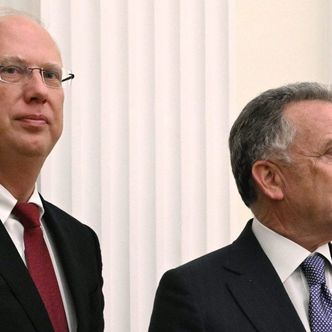 Steve Witkoff (pravo) a vyslanec ruského prezidenta Kirill Dmitrijev.