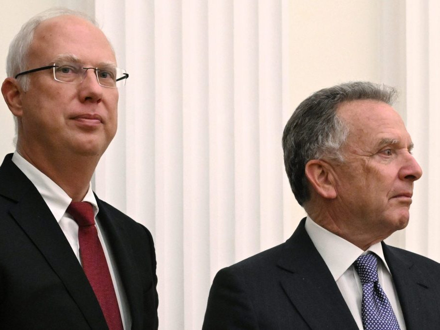 Steve Witkoff (pravo) a vyslanec ruského prezidenta Kirill Dmitrijev.