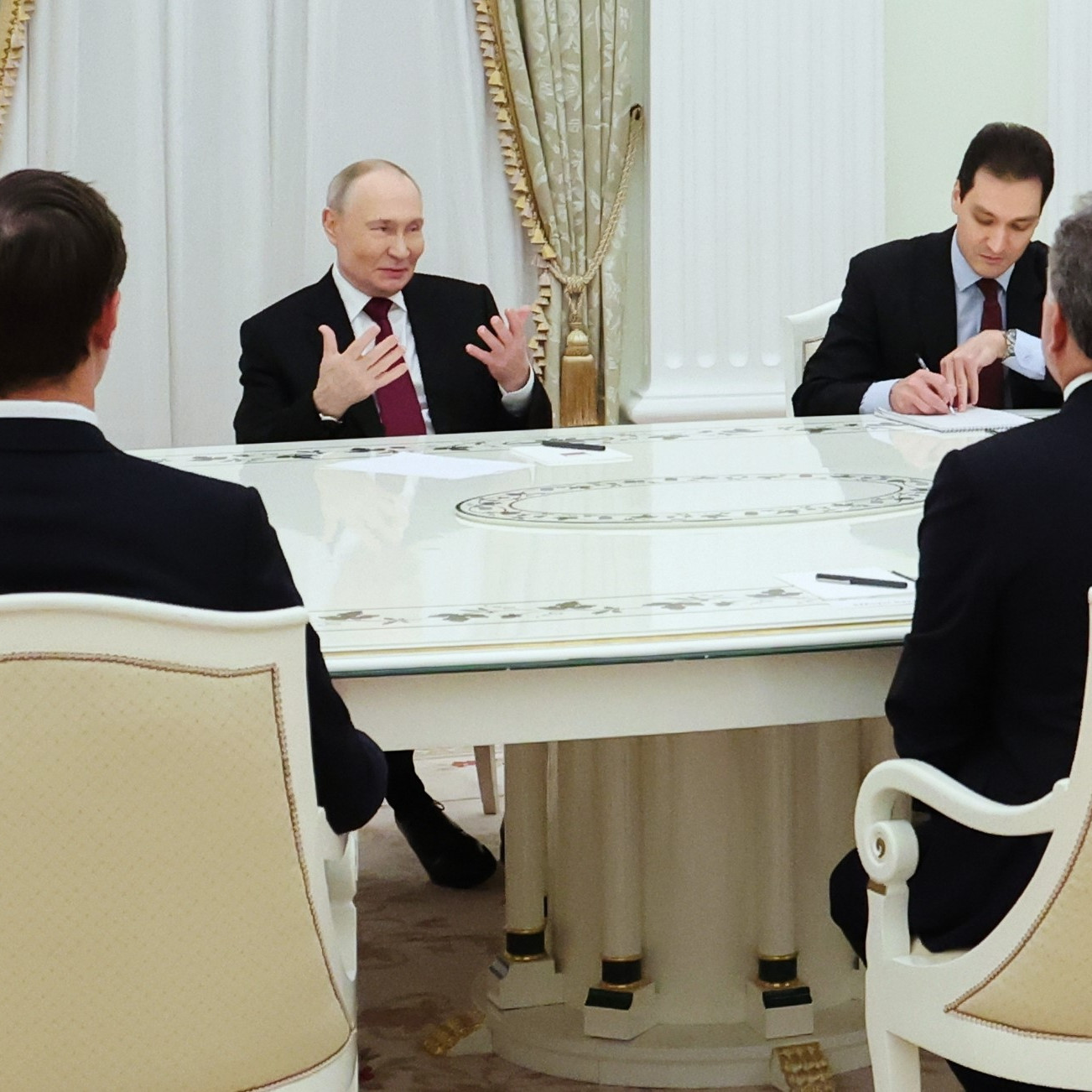 Americkí vyjednávači v Moskve Putinovi predložili upravený americký plán na ukončenie vojny, na ktorého podobe sa podieľali zástupcovia Kyjeva i európskych krajín.