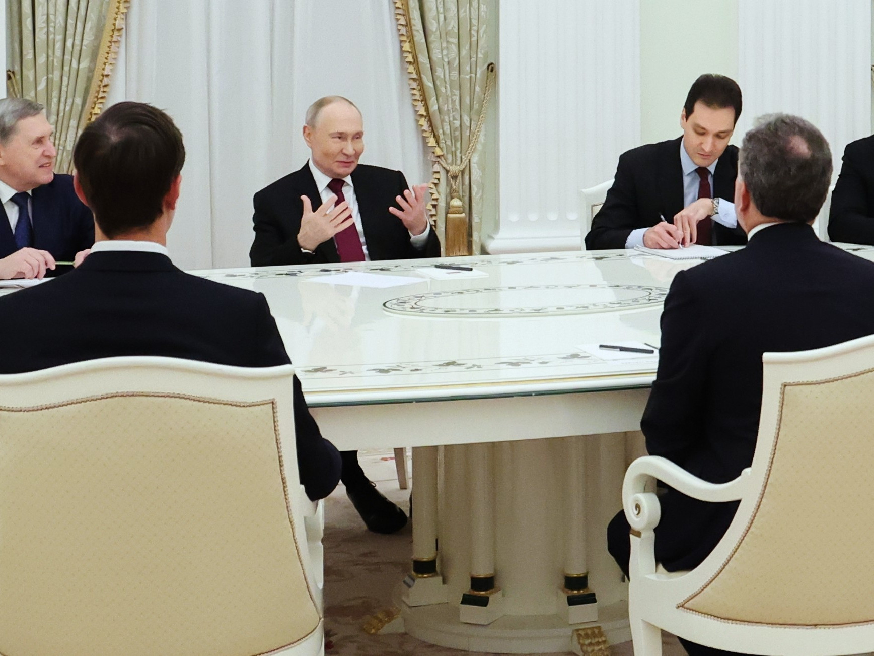 Americkí vyjednávači v Moskve Putinovi predložili upravený americký plán na ukončenie vojny, na ktorého podobe sa podieľali zástupcovia Kyjeva i európskych krajín.