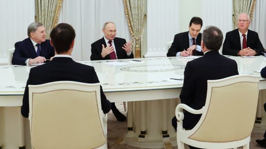 Americkí vyjednávači v Moskve Putinovi predložili upravený americký plán na ukončenie vojny, na ktorého podobe sa podieľali zástupcovia Kyjeva i európskych krajín.