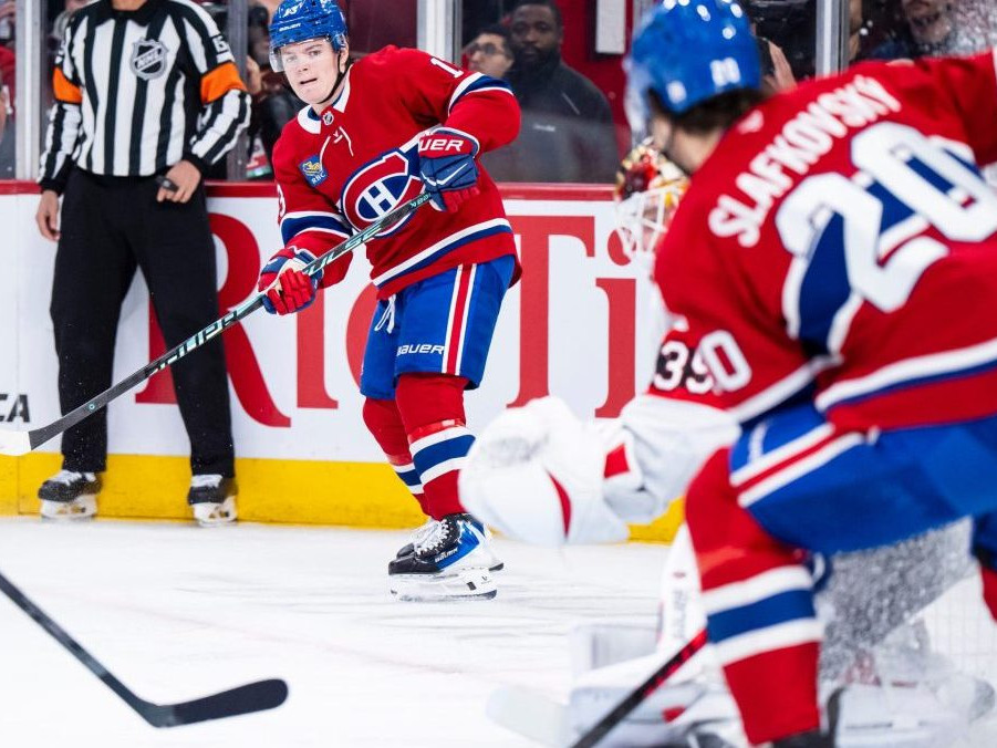 Na snímke slovenský hráč Montrealu Juraj Slafkovský (vpravo) a jeho spoluhráč Cole Caufield (vľavo).