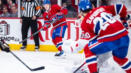 Na snímke slovenský hráč Montrealu Juraj Slafkovský (vpravo) a jeho spoluhráč Cole Caufield (vľavo).