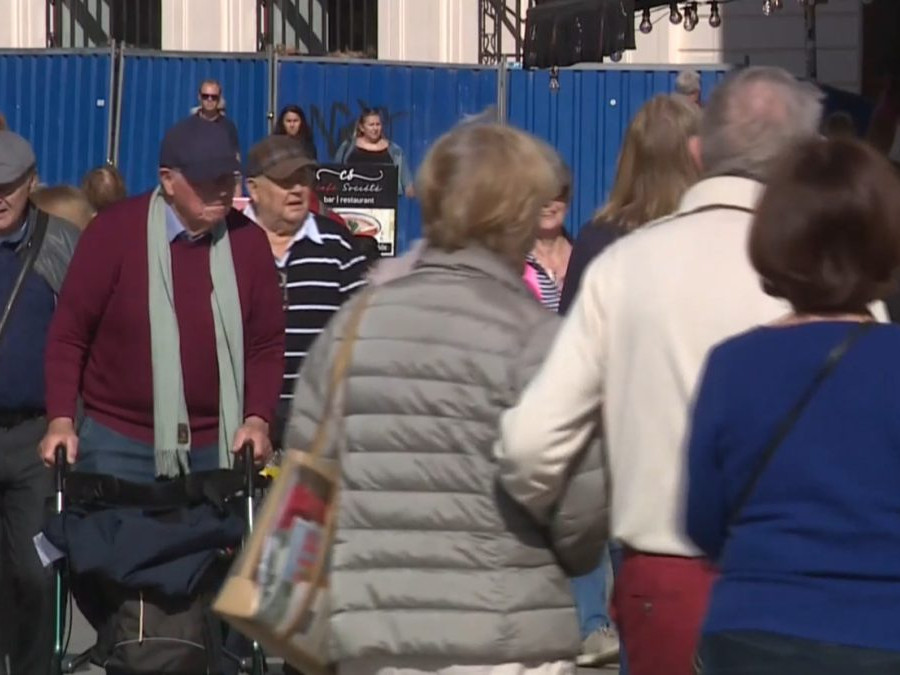 ľudia, seniori v meste