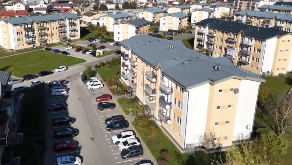Obyvatelia novostavby v Moste pri Bratislave nemajú kde parkovať. Developer parkovacie miesta teraz rozpredáva