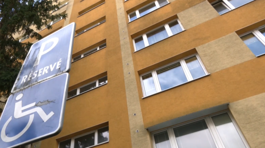 Pán Alfonz zaparkoval na mieste, kde stála dopravná značka vymedzujúca parkovanie pre zdravotne postihnutých.