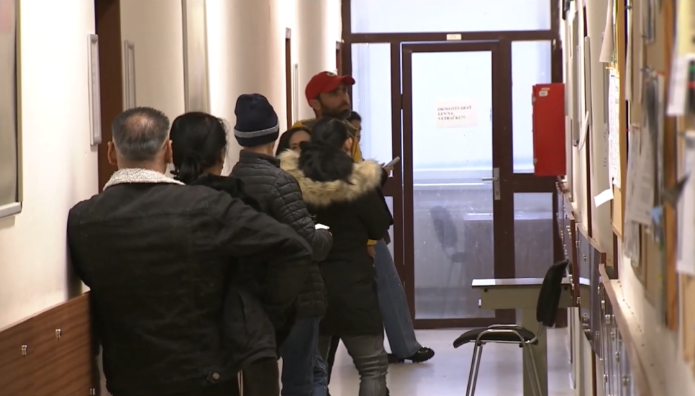 Na snímke ľudia na úrade práce.