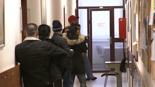 Na snímke ľudia na úrade práce.