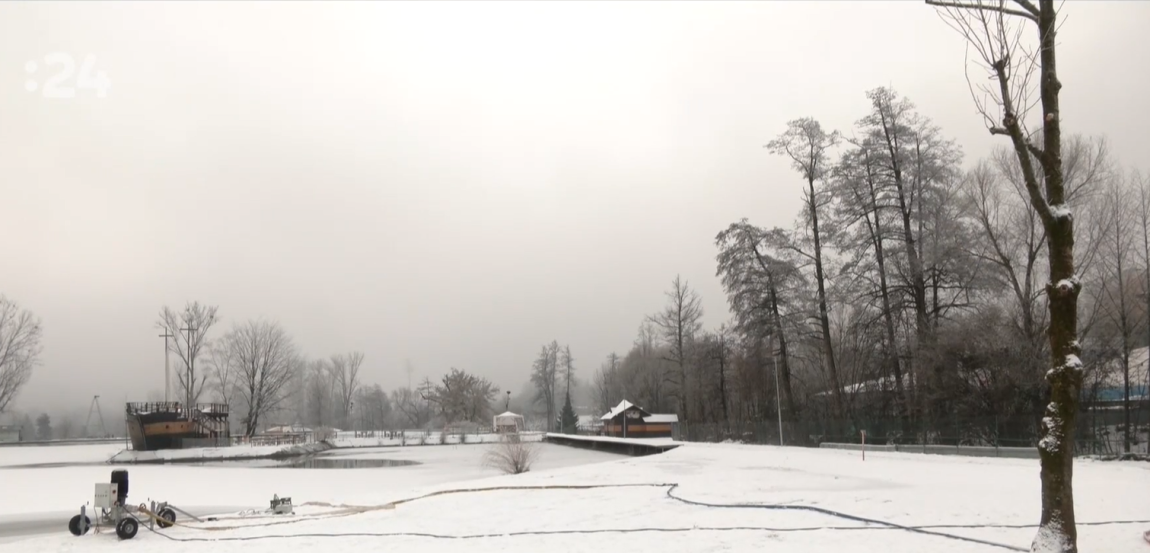 Na snímke zasnežené kúpalisko.