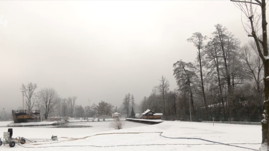 Na snímke zasnežené kúpalisko.