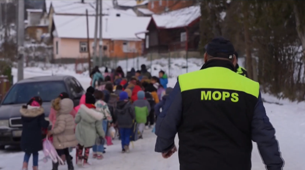 Na snímke člen MOPS.