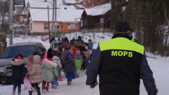 Na snímke člen MOPS.