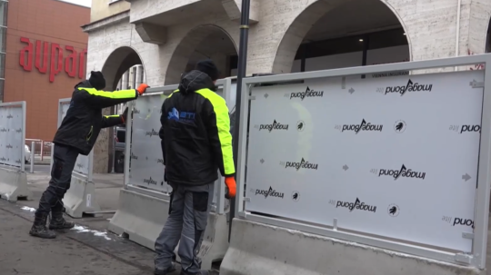 Spor o pozemok na žilinskom Bulvári opäť eskaluje: Mesto ohradilo priestor betónovými zábranami