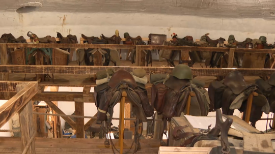 Výsledkom zberateľskej vášne Miroslava Konečného je múzeum vojenského jazdectva s malou farmou.