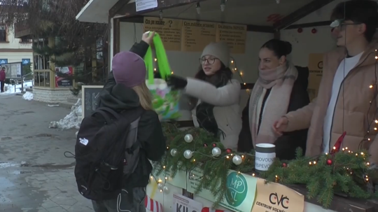 Na snímke študenti, ktorí zbierali potraviny v Starej Ľubovni.