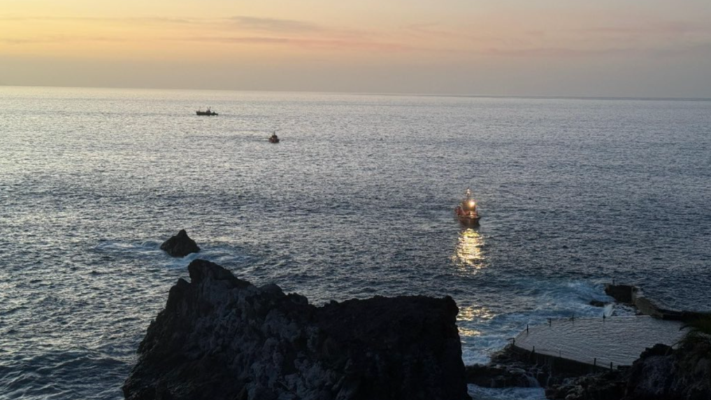 Prírodným kúpaliskom na západnom pobreží ostrova Tenerife sa prehnala obrovská vlna.