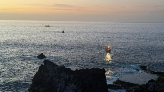 Prírodným kúpaliskom na západnom pobreží ostrova Tenerife sa prehnala obrovská vlna.