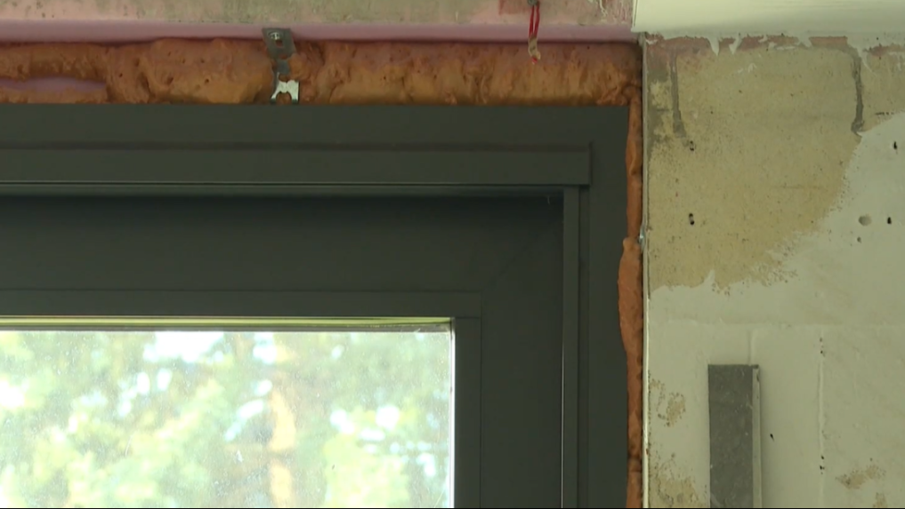 Na snímke vyplnená škára nad oknom.