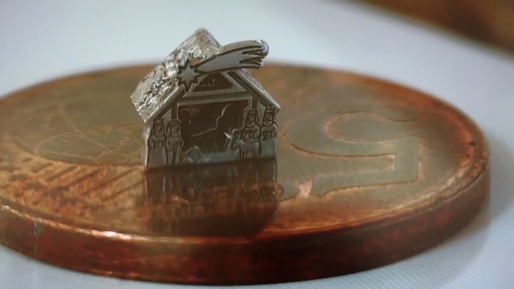 Miniatúrny Betlehem zo Spišského Podhradia má rekordné rozmery. Je taký malý, že je ho vidno len pod mikroskopom