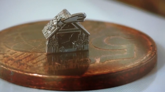 Miniatúrny Betlehem zo Spišského Podhradia má rekordné rozmery. Je taký malý, že je ho vidno len pod mikroskopom