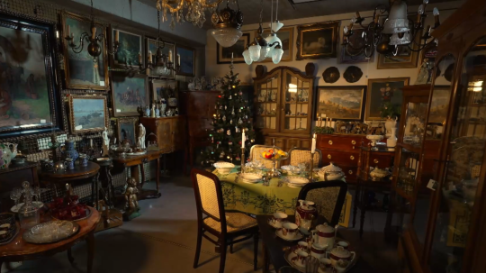 Na snímke starožitné ozdoby.