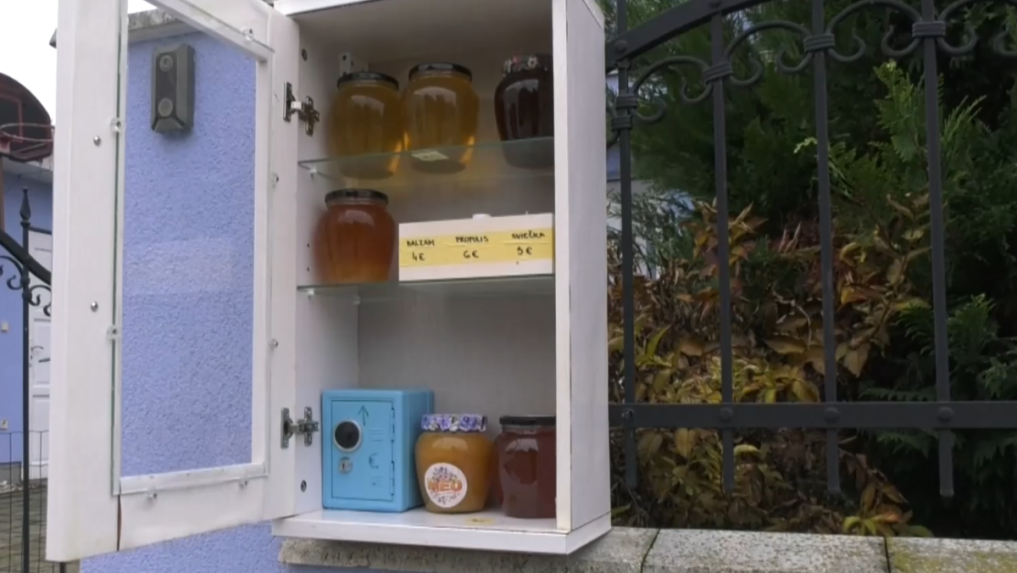 Sociálny experiment sa podaril: Včelári pri Nitre zaviedli samoobslužný predaj medu. Funguje už roky bez jediného problému