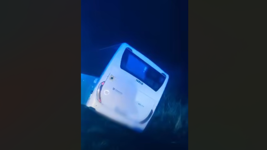 Autobus v lučeneckom okrese skončil v priekope.