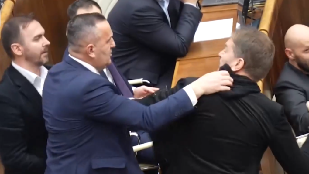 Záber z búrlivej noci v parlamente.