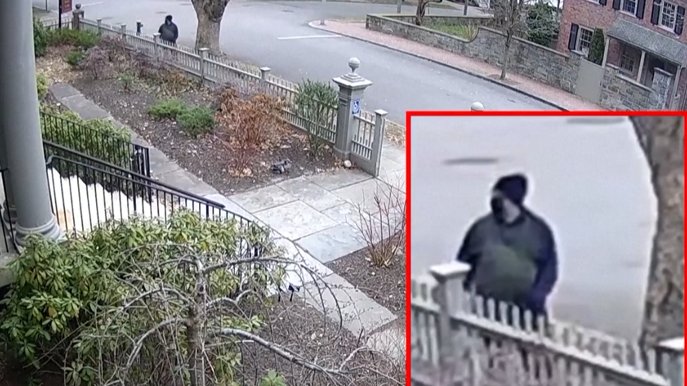 Pátranie po strelcovi z Brownovej univerzity pokračuje, polícia zverejnila ďalšie zábery podozrivého