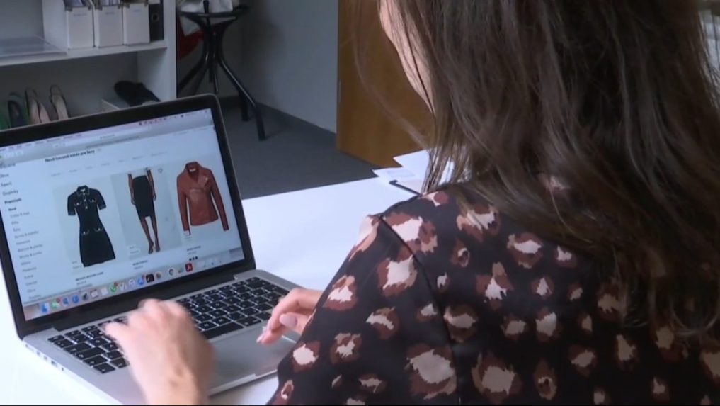 žena nakupuje na internete